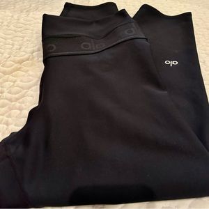 Alo new without tags. These are great cropped leggings so very soft.